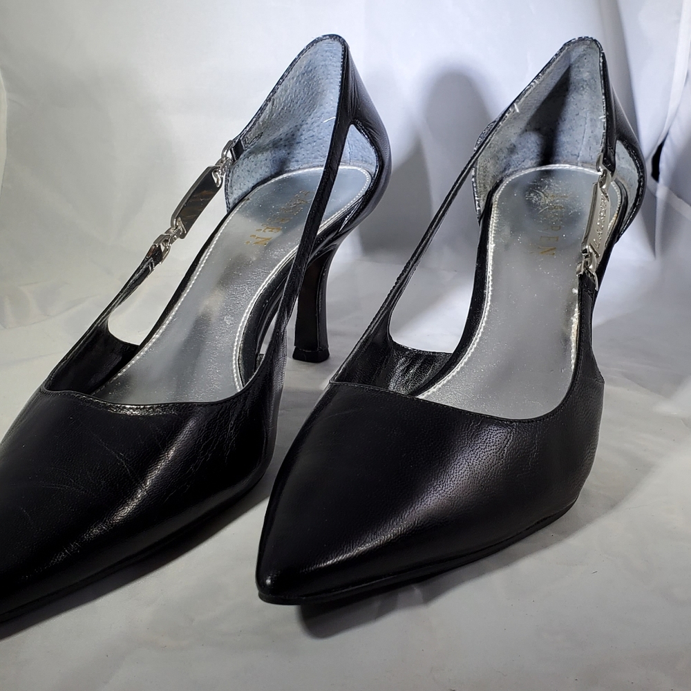 Black pumps